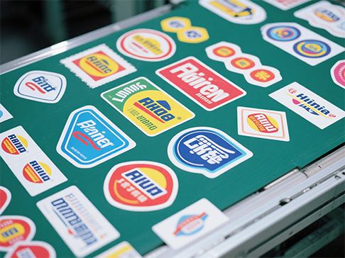 Какой лазерный контроллер можно использовать для лазерной высечки самоклеящихся материалов?