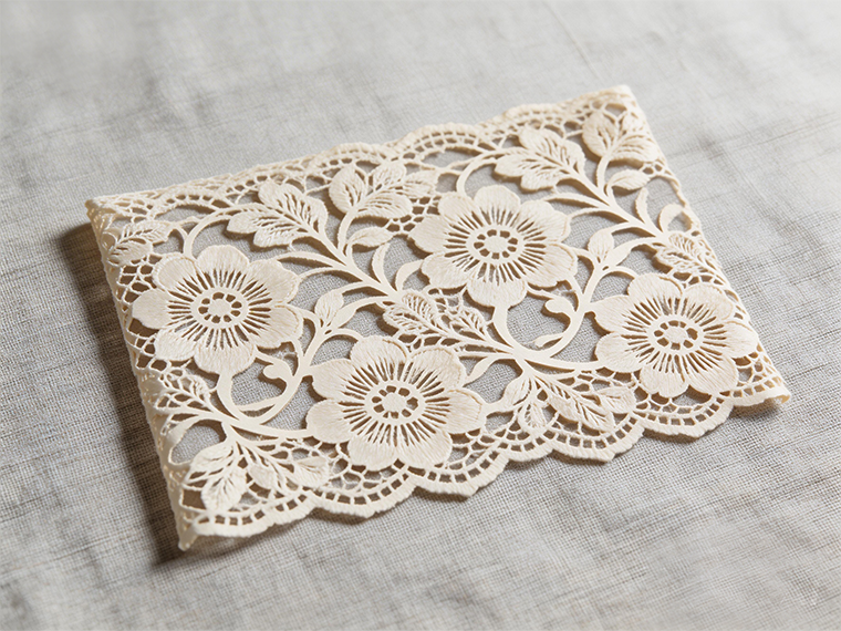 Почему системы резки ткани переходят на многоосевые лазерные контроллеры? Эффективность имеет решающее значение.